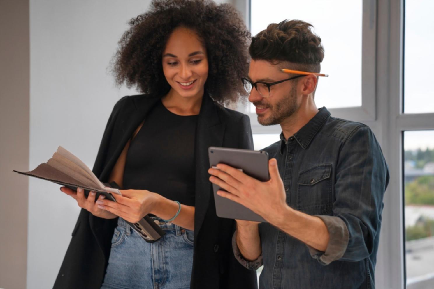 Equipa de trabalho colaborativo em ambiente profissional
